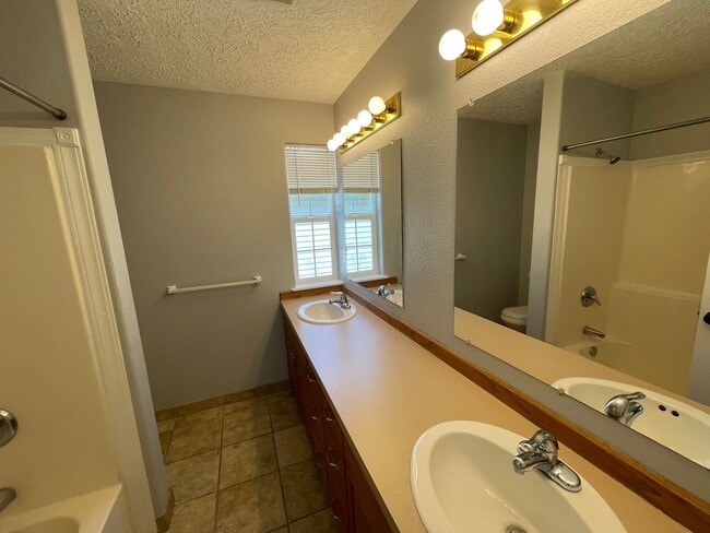 Building Photo - SE Home 3Bd/2.5Ba Home Close to the Willamette River off McLoughlin Blvd. 2 Car Garage and Washer...