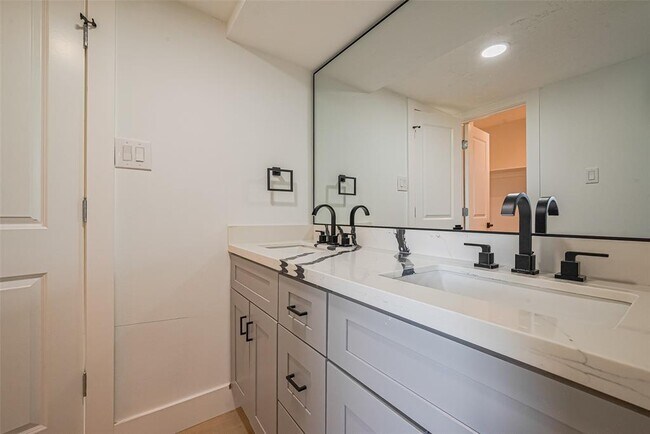 Building Photo - 1306 Briarmead Dr