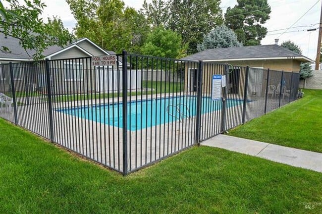 Building Photo - Beautiful condo in a great Boise location with a community pool and playground