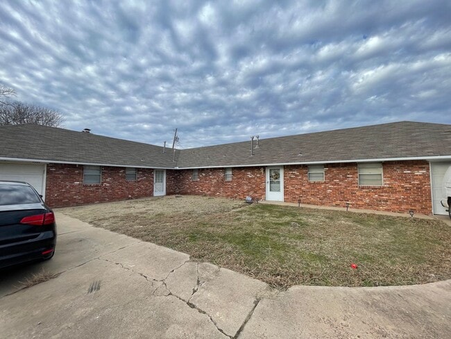Building Photo - 2 Bed Duplex OKC- Move in Deposit-Free! (If Qualified)