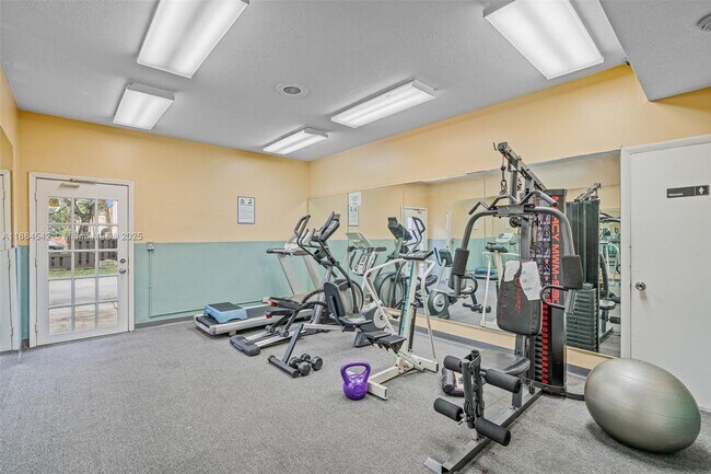 Building Photo - 10794 N Kendall Dr