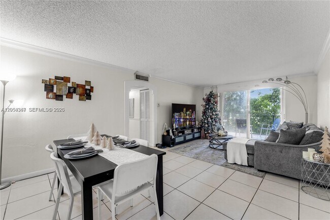 Building Photo - 9320 Fontainebleau Blvd