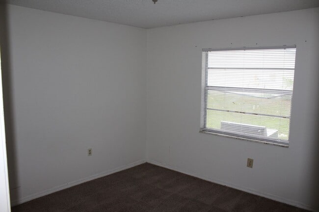 Building Photo - 1711 Birchwood Cir