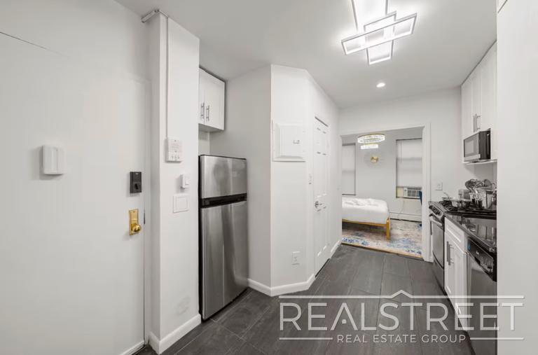Building Photo - Modern 1BR/1BA in Prime Lower Manhattan | Fast Access to Midtown & Google HQ