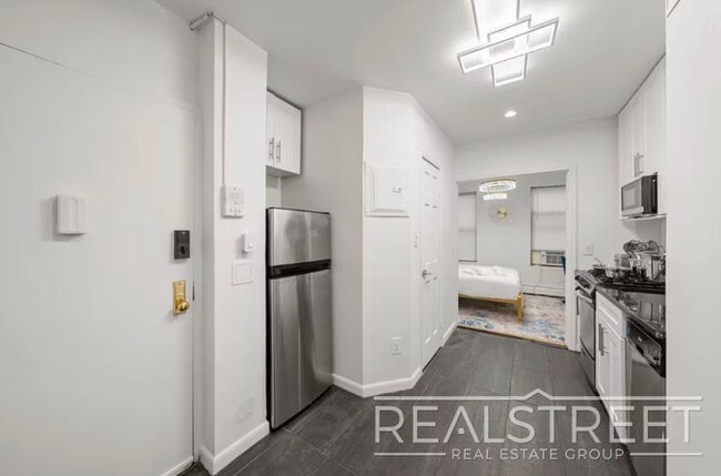 Building Photo - Modern 1BR/1BA in Prime Lower Manhattan | Fast Access to Midtown & Google HQ