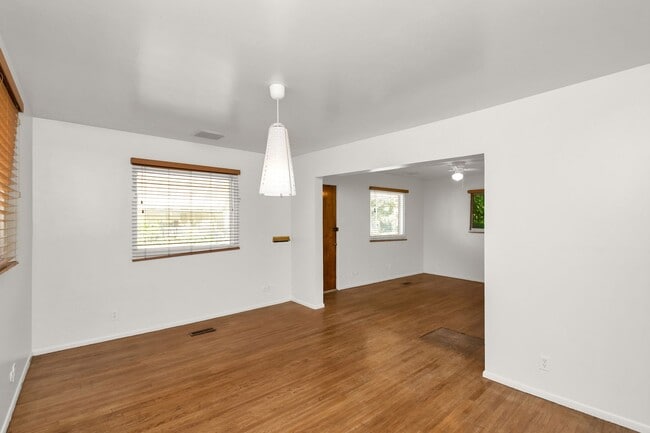 Building Photo - A Gardners Dream 2 Bed 1 Bath Home in Amazing SLC Location! Available NOW!