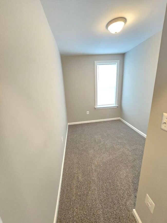 Building Photo - 4 Bedroom Home