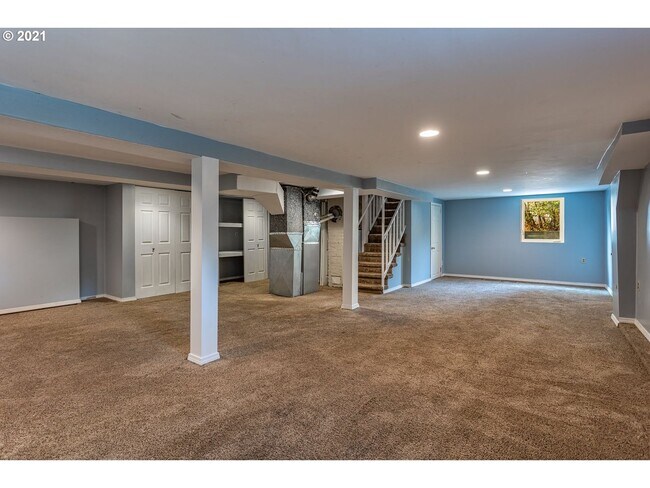 Building Photo - 2 bedroom 2 bath Woodlawn Bungalow-Full finished basement!