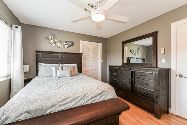 Building Photo - 4 Bed + Den and 3 Bath 2,093 Sq Ft Pet-Friendly