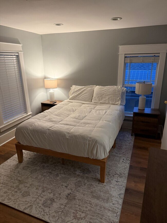 Building Photo - 1515 1/2 S Carson Ave