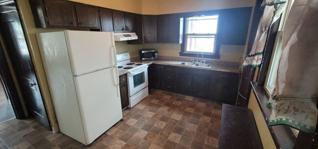 Building Photo - Duluth MN - 6 Bed - 2 Bath - Single Family...