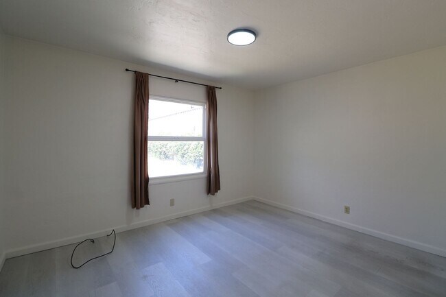 Building Photo - 116 S Halcyon Rd