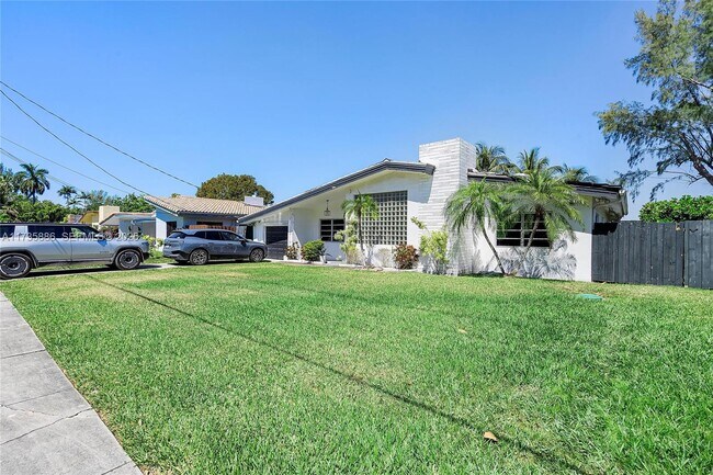 Building Photo - 2541 NE 195th St