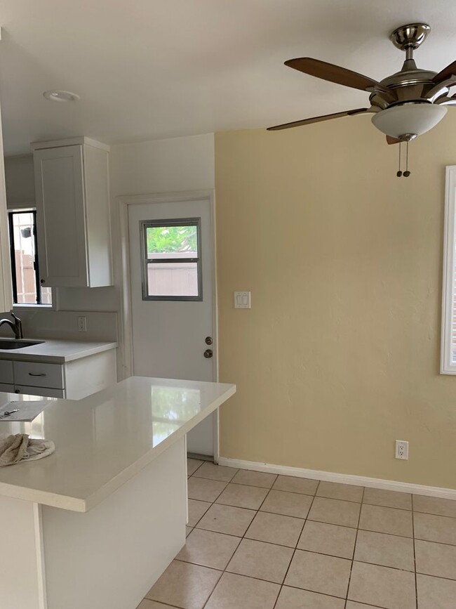 Building Photo - Emerald (3 unit detached)