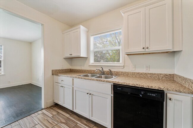 Building Photo - 1801 W Houston Dr