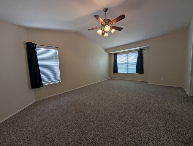 Building Photo - 4 Bedroom 2.5 Bathroom Lakewood Home