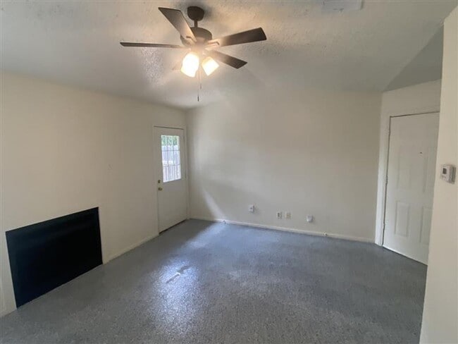 Building Photo - GREAT 2/2/1 DUPLEX