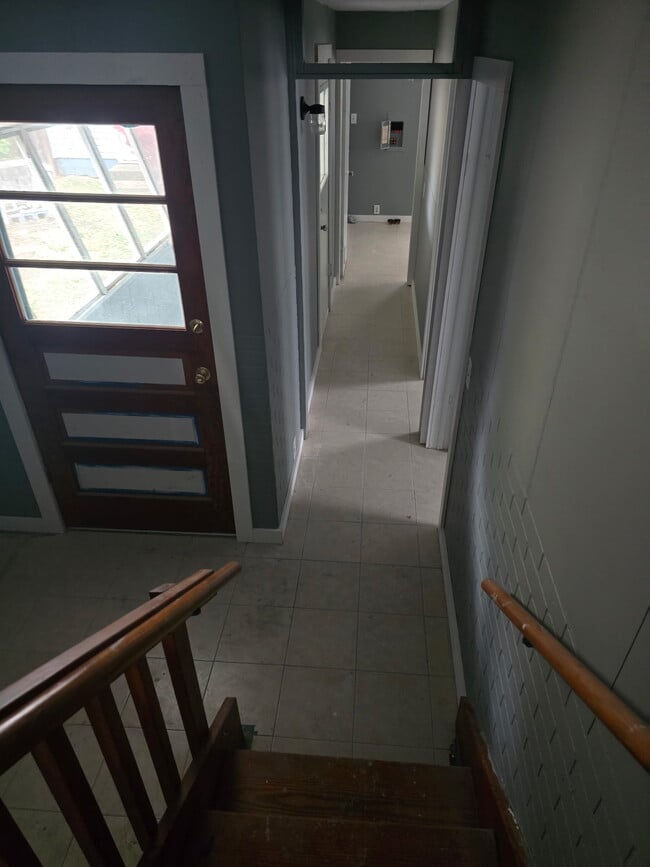 Building Photo - 1611 S Oakwood Ave