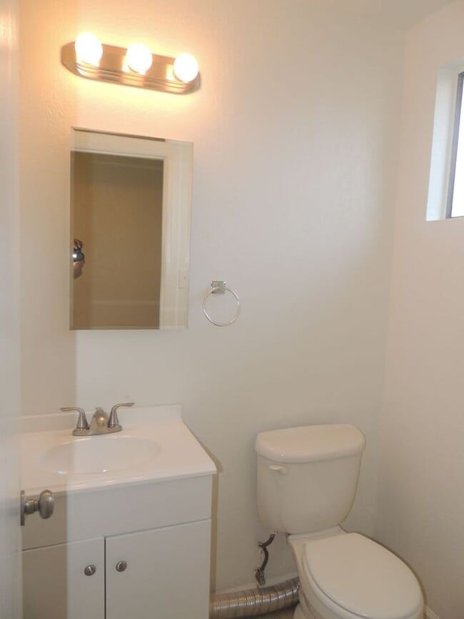 Building Photo - Renovated Townhouse in Paramount w/ Parkin...