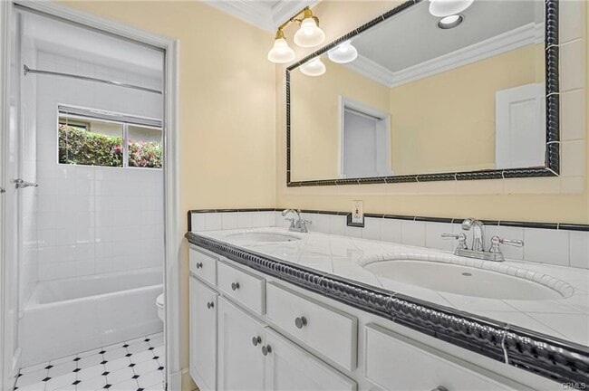 Building Photo - 117 Pso De Granada