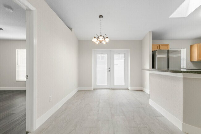 Building Photo - 884 Winchester St