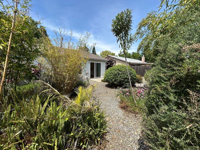 Building Photo - Spacious 3-Bedroom Home in Southtown Vacav...