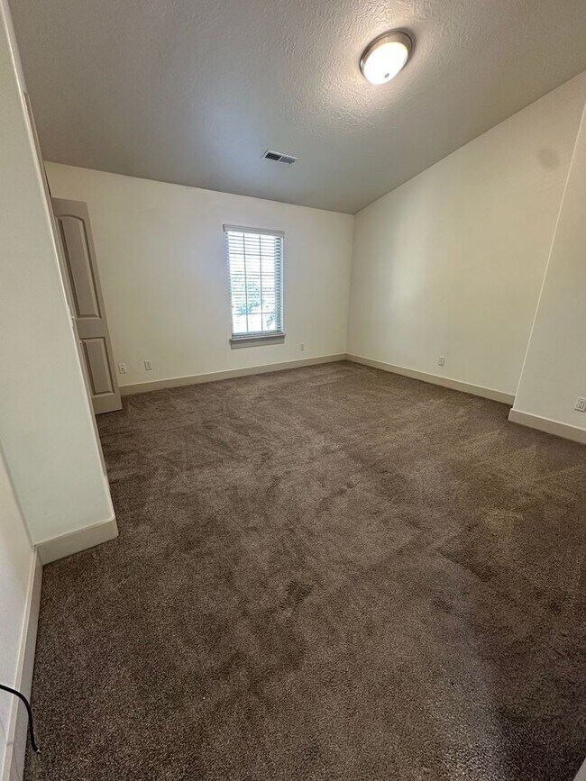 Building Photo - GET $1000 OFF THE FIRST MONTHS RENT!!!