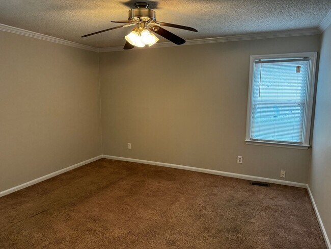 Building Photo - 4 Bedroom 2.5 Bath Home