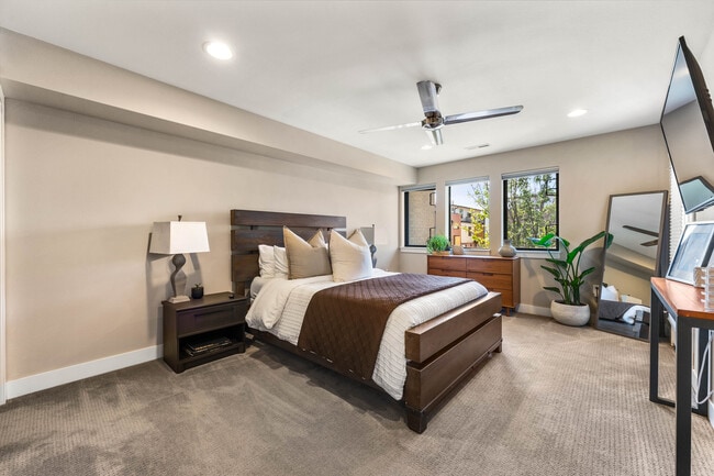 Building Photo - 1544 Utica St