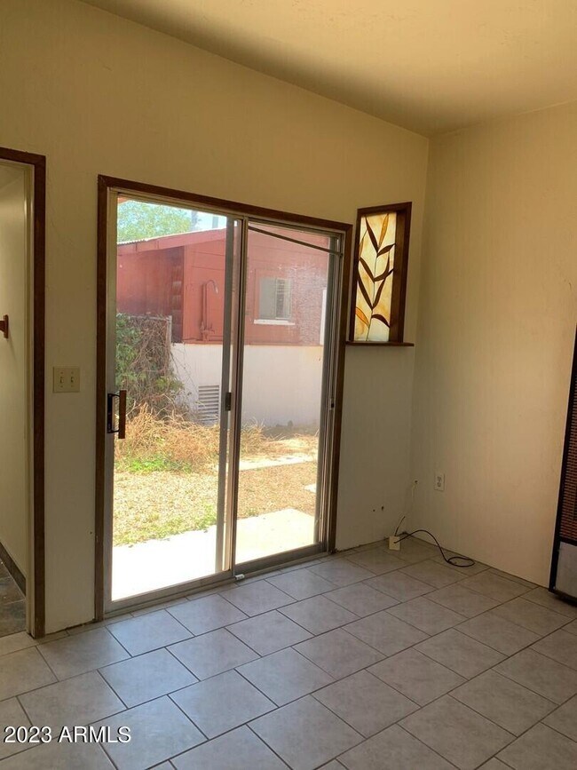 Building Photo - 912 E Allen St