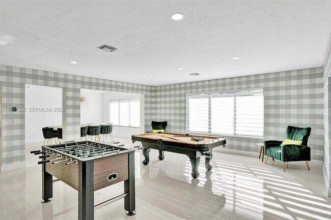 Building Photo - 1141 N North Lake Dr