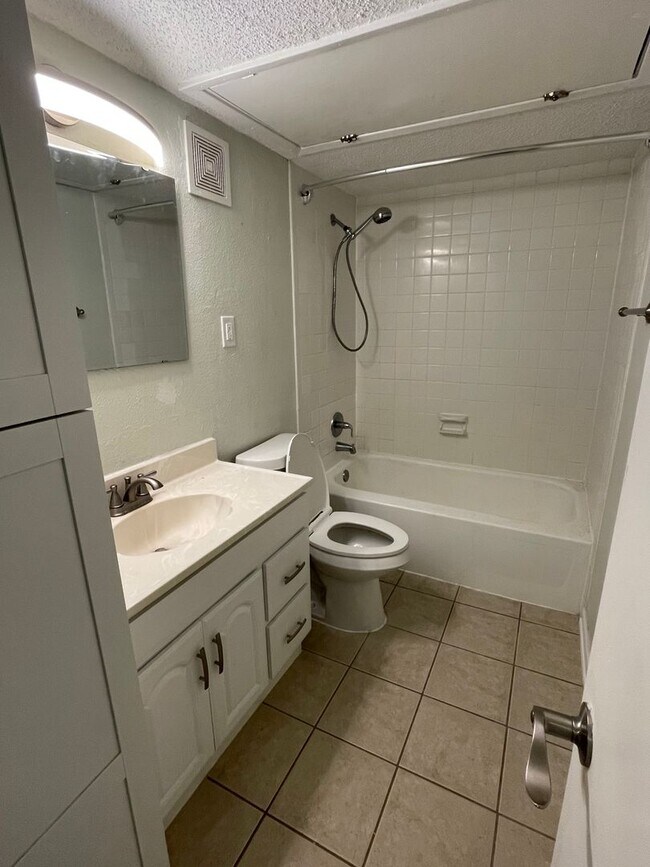 Building Photo - 1BD/1BA Condo located on the Germantown/Me...