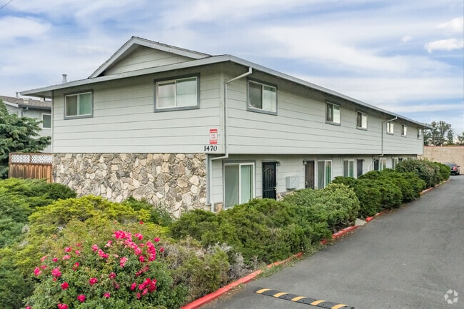 Building Photo - The Townhouse Apartments