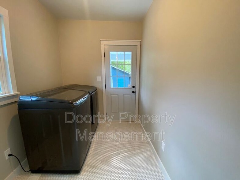 Building Photo - 318 Williams Dr