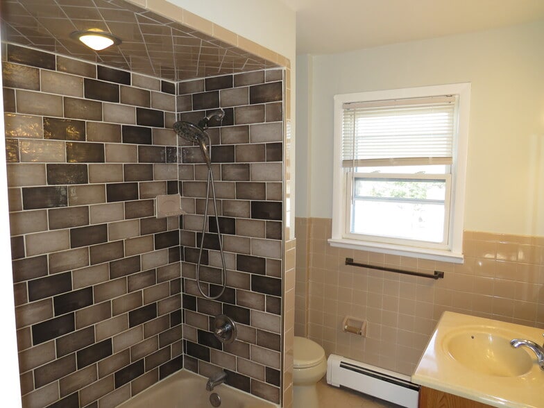 Full Bath - 11 Louis St