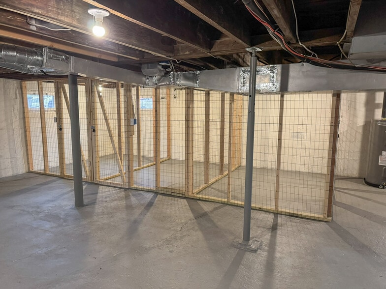 Storage Locker - 309 W Holly Oak Rd