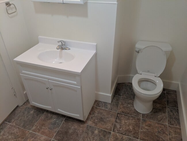 Building Photo - Nice 2-Bedroom Home for Rent in North Central Elkhart