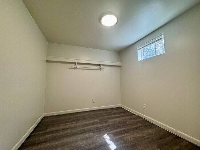 Building Photo - Beautiful 5 bedroom 2.5 bathroom home available NOW!!!