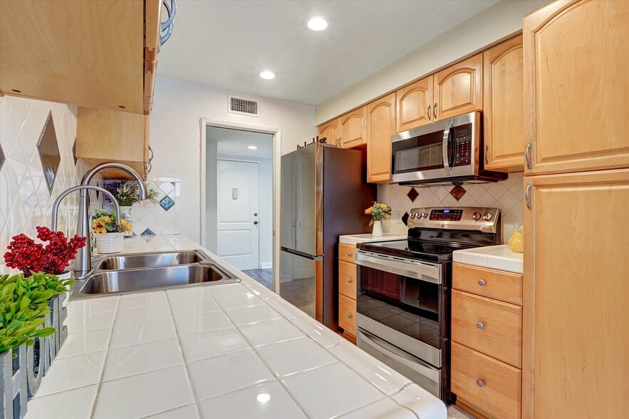 Kitchen - 4637 Willis Ave