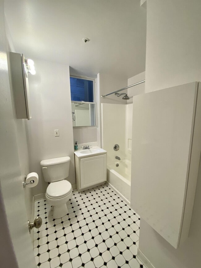 Building Photo - 1415 Chapin St NW
