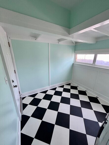 Laundry room - 1613 6th Ave