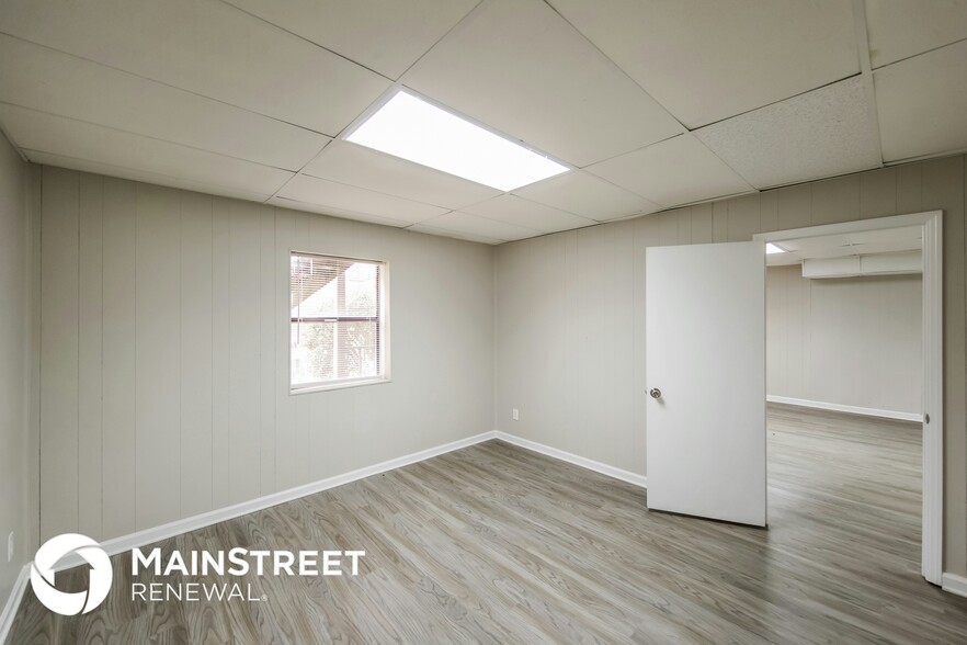 Building Photo - 21264 Royal Dr