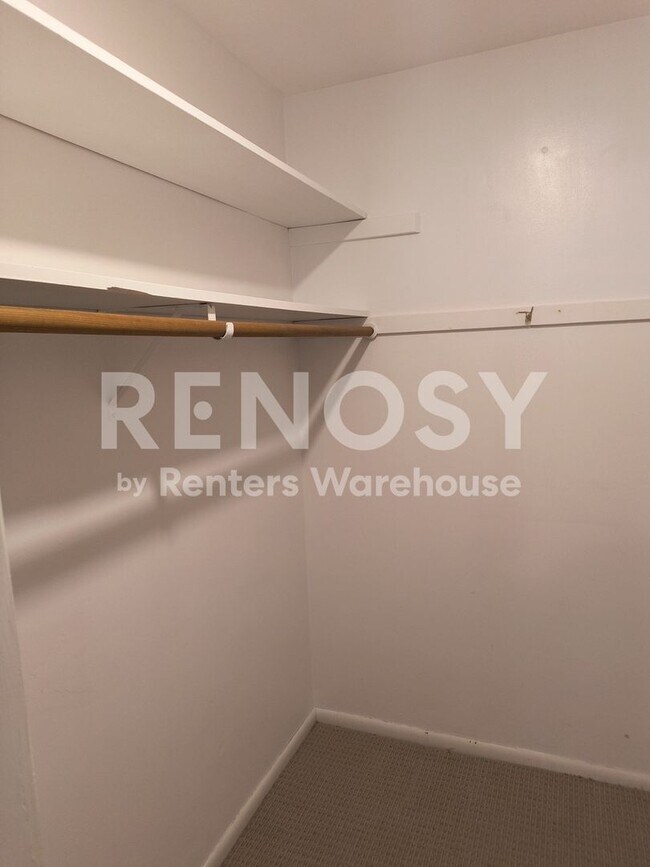 Building Photo - Available June 10th 2 Bedroom 1 Bath Condo in Minneapolis