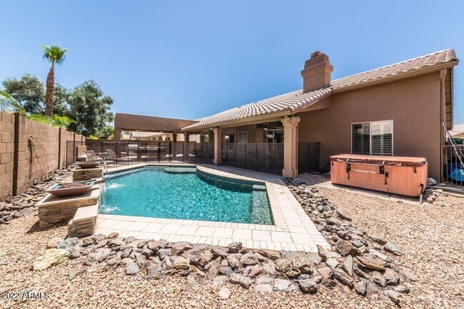 Building Photo - 13352 W Alvarado Dr