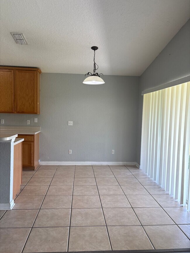 Building Photo - Spacious 4 Bedroom Home in Kissimmee, FL!