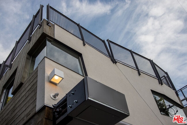 Building Photo - 8870 Wonderland Ave