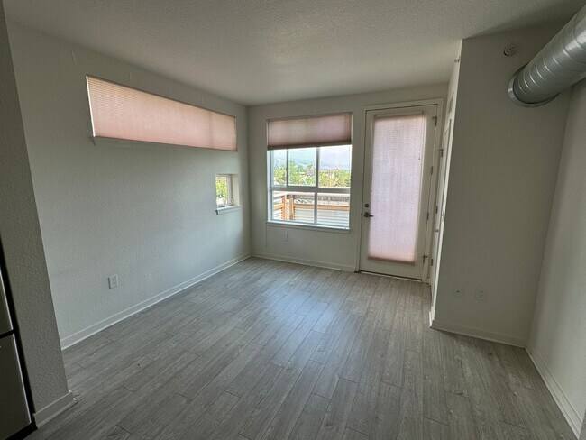 Building Photo - 1B/1B at the Landmark Lofts!
