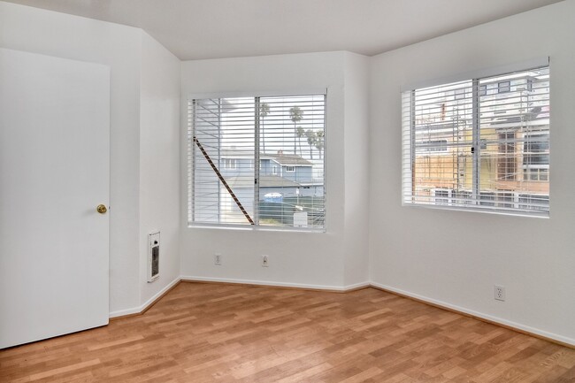 Building Photo - Cute 2 Bedroom Condo Steps Away from Endle...