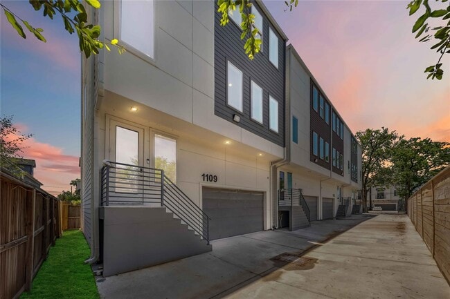 Building Photo - 1111 W 21st St
