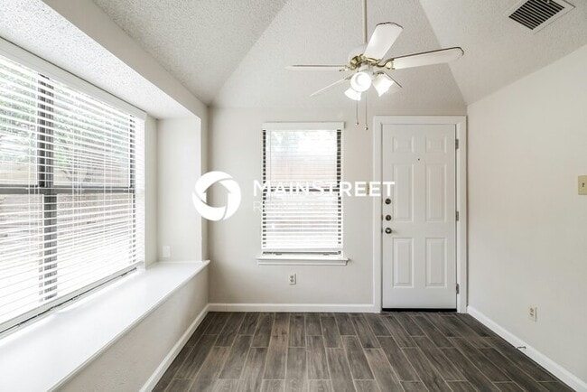 Building Photo - 3 Bedroom Pet-Friendly Home in Carrollton, TX with Main Street Renewal